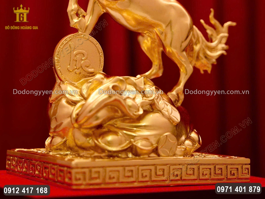 Linh vật ngựa đứng tr&ecirc;n t&uacute;i tiền mang &yacute; nghĩa t&agrave;i lộc